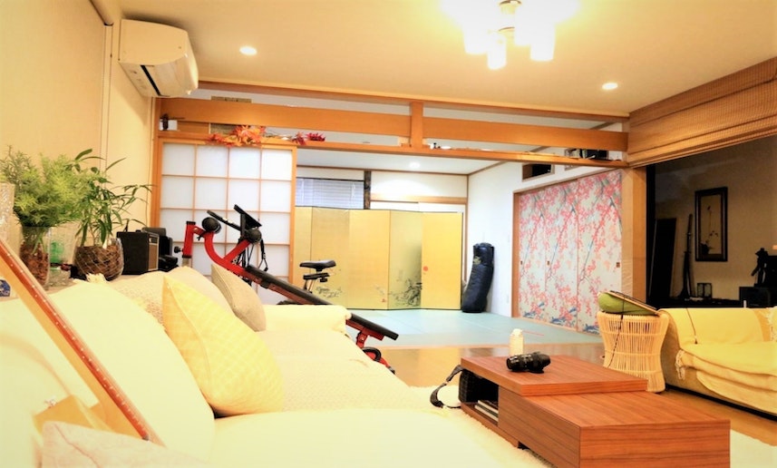 ゲストルームの他に、この広々としたリビングや和室、キッチン、ダイニングってホテルでは考えられな...