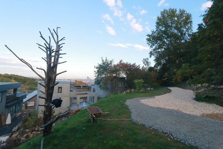 敷地内の里山ガーデンです。札幌市街の眺望も良く、自然と街が隣り合わせの環境です。