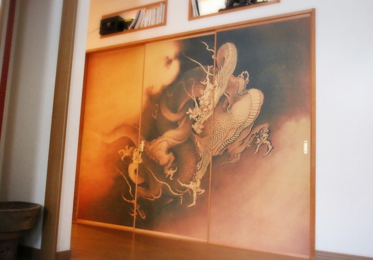 和室の玄関側の襖です。江戸時代の絵師の作品です。