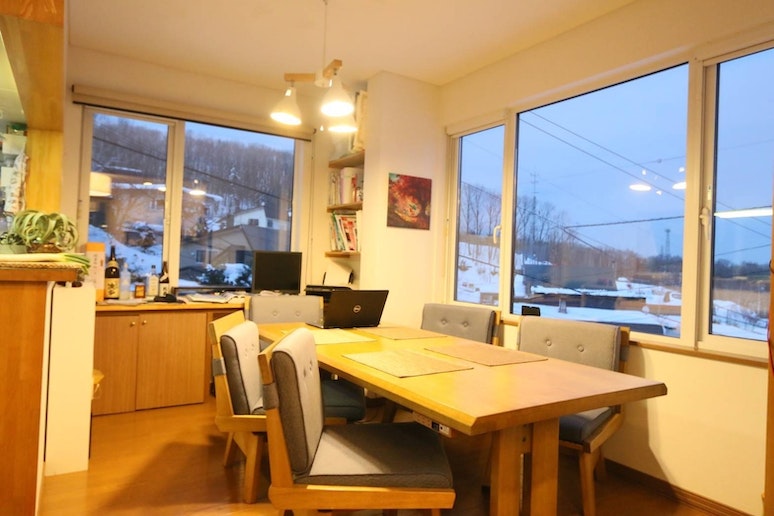 明るいダイニング。お食事しながら家族や仲間と話が弾みます！