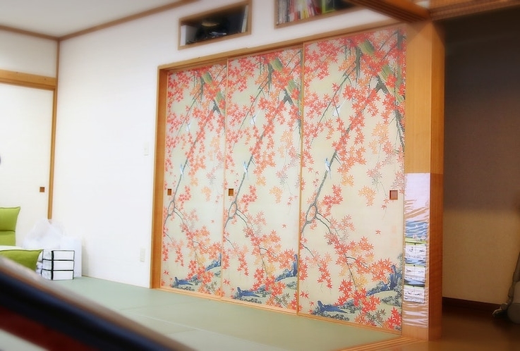 和室内部の襖です。こちらも江戸時代の絵師の作品を貼りました。