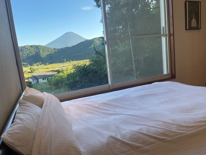 地下1Fクイーンベッドの寝室