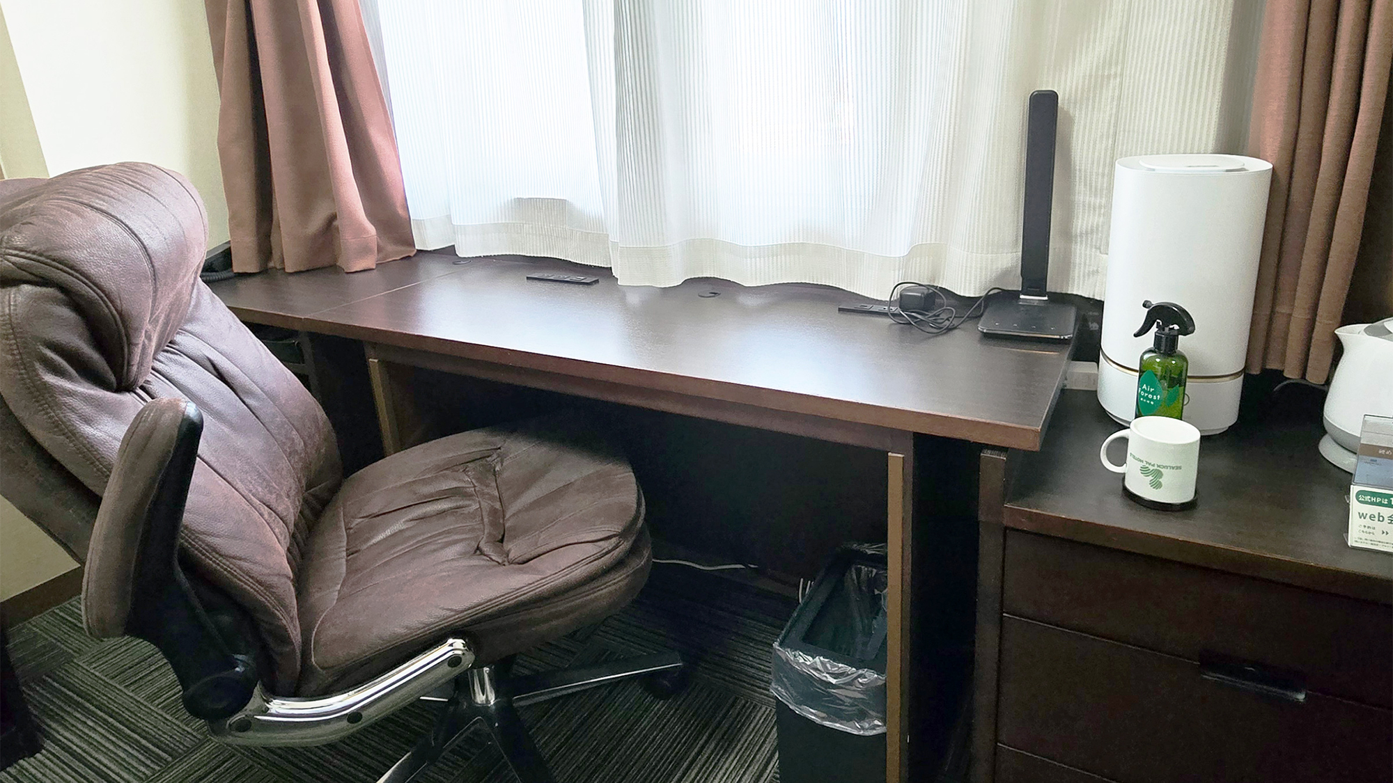 広々としたデスクとチェア