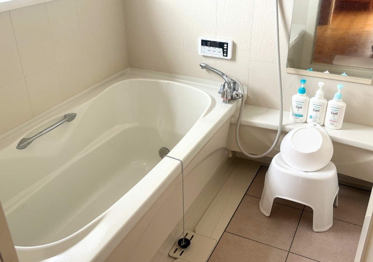大人もゆったりくつろげるサイズのバスタブです。