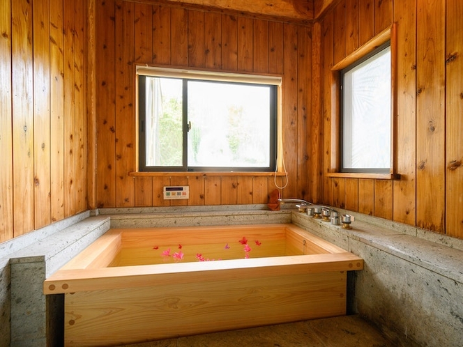 ・【温泉】天然温泉で疲れを癒しませんか。やわらかさのある木製のお風呂です