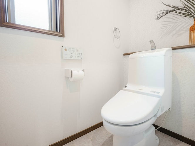 ・【トイレ】温水洗浄機能付きのトイレ。清潔で安心です