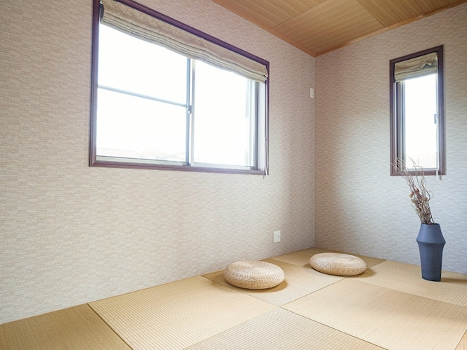 ・【和室】琉球畳を使用し、和モダンな雰囲気が特徴です