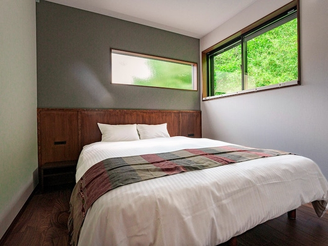・【ベッドルーム】窓から覗く緑がポイント。自然を感じながらゆっくりお休みください