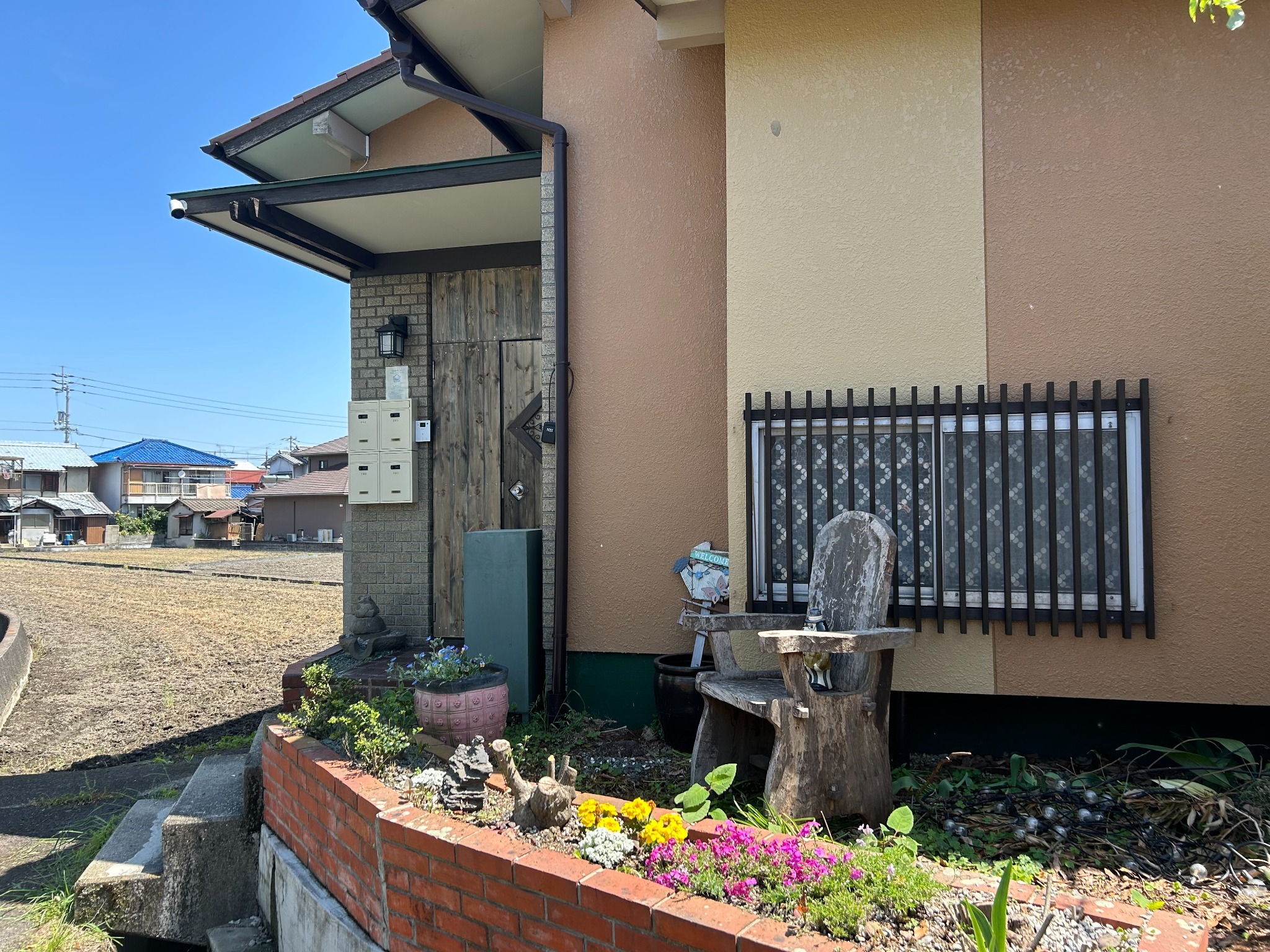 周りは田んぼや畑に囲まれています。