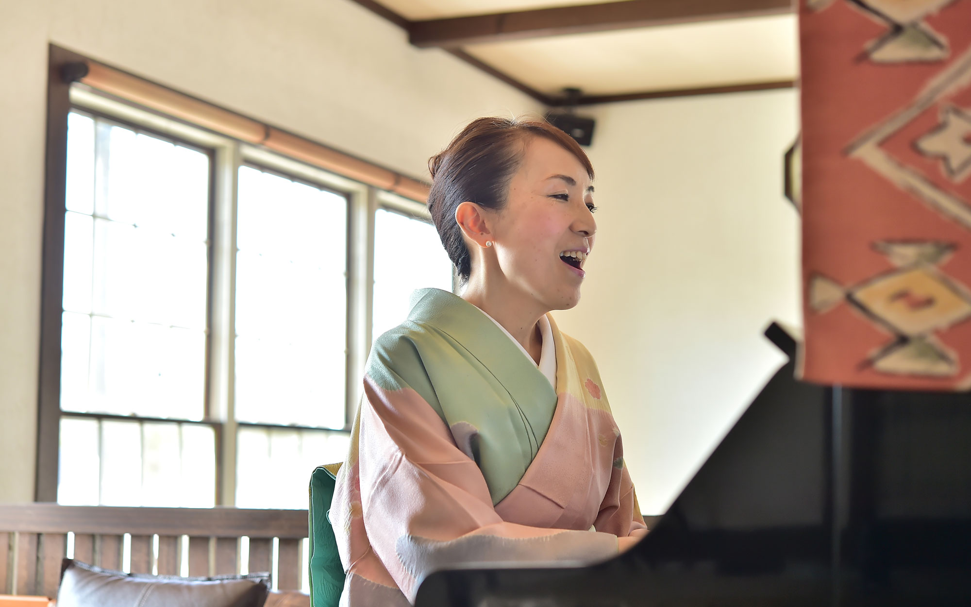JAZZ TIMEには女将がピアノで弾き語りをします。女将が奏でる音色は日々の疲れを癒します。