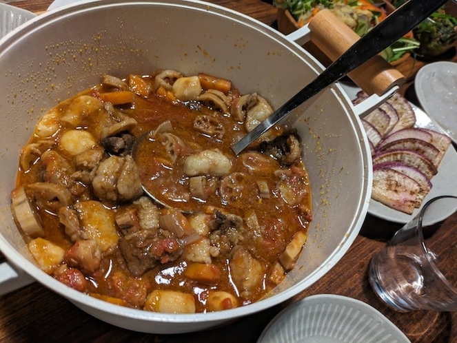 夕食一例　三原のお肉、レンコン、サトイモのトマト煮（別途料金必要）