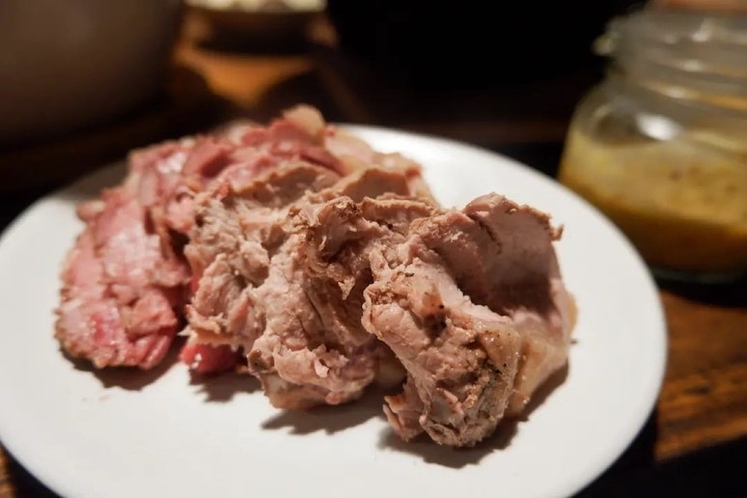 夕食一例　三原のお肉のコンフィ　ハニーマスタードソース　（別途料金必要）