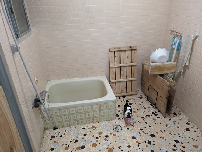 風呂場　シャワー完備　冬場　浴槽は薪で風呂を沸かします。芯から温まります。