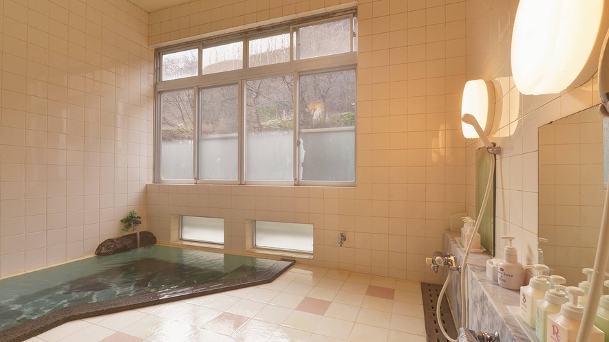 *大浴場（女性）アーチ天井･モザイクタイルのお風呂は懐かしい風情を感じる芸術品です。