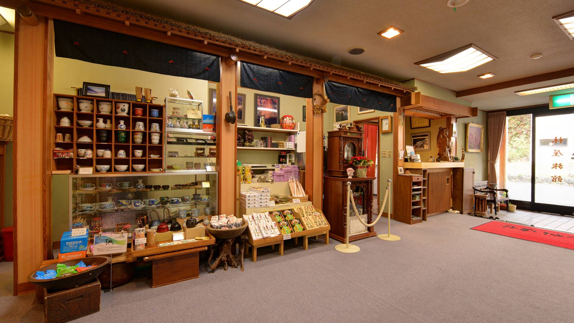 *売店／地元のお土産を取り揃えています！