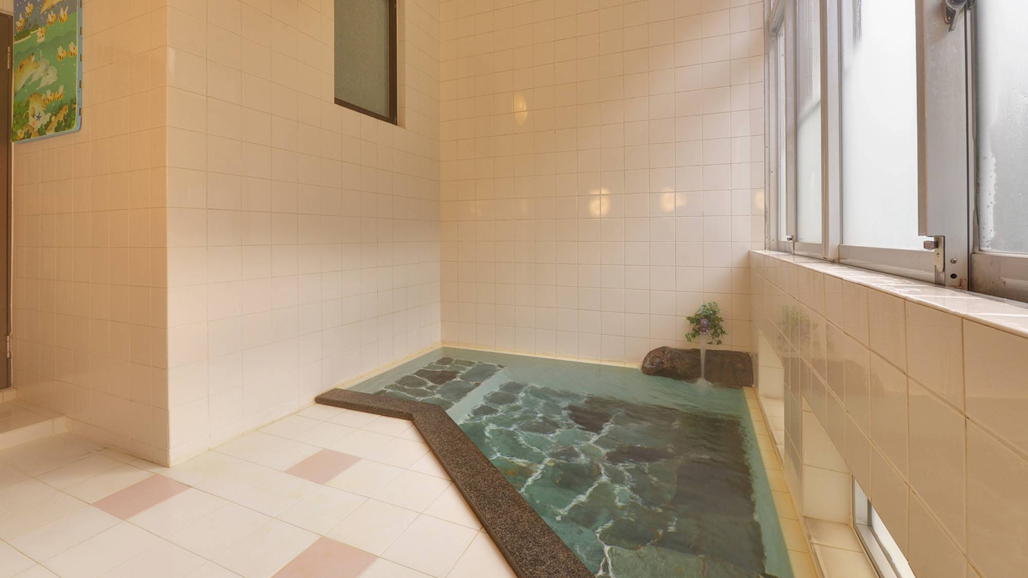 *大浴場（女性）懇々と湧き出る温泉を心ゆくまでお楽しみいただけます。