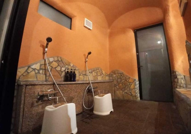 洞窟をイメージした幻想的な浴槽