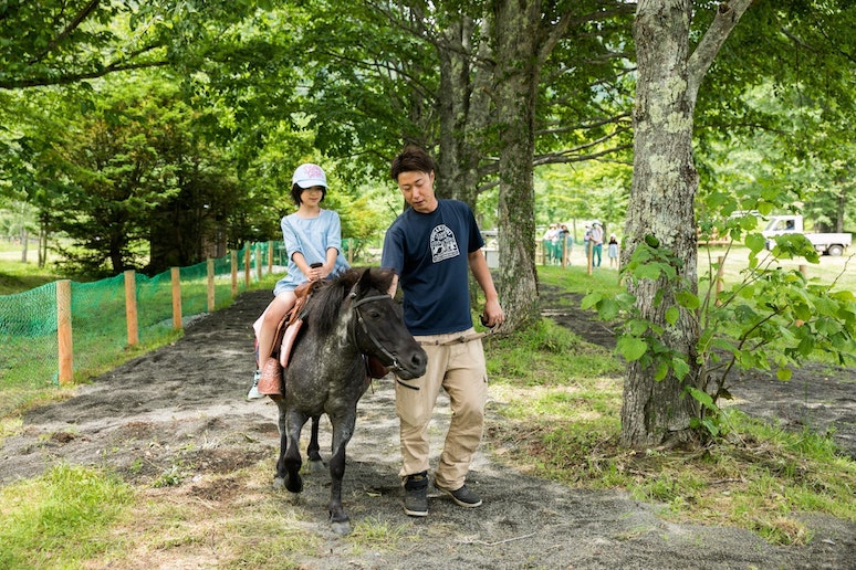 場内の牧場では乗馬体験などのアクティビティーもございます。（6月以降＊要予約）