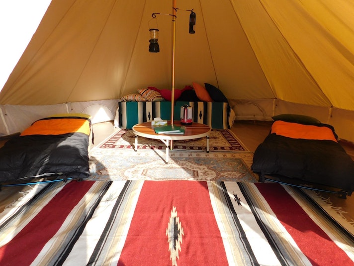 テントは最大６人まで泊まれる大型のものです。テント内にはコンセントもありますので充電等も問題あ...
