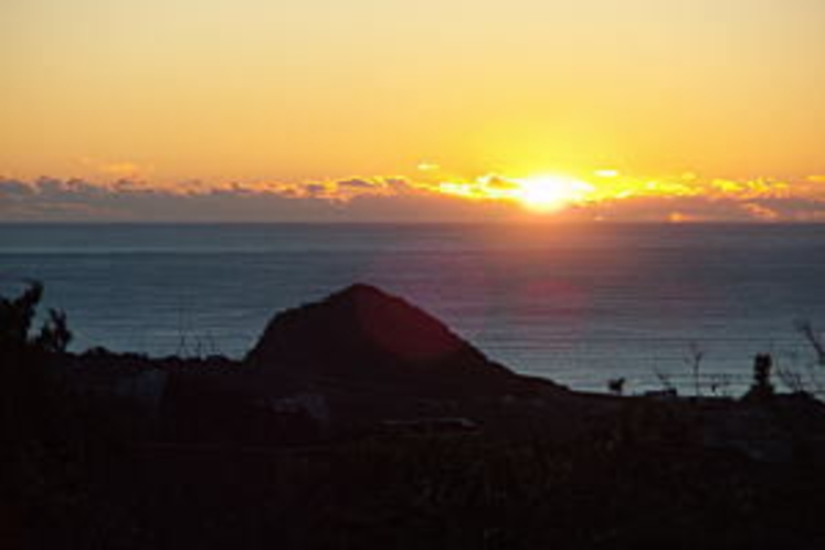 水平線〜昇る日の出は壮観（10月〜2月/デッキよりズーム写真・初日の出は真正面〜）