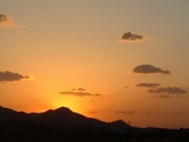 『日の入り』夕焼けに染まる山並も見事