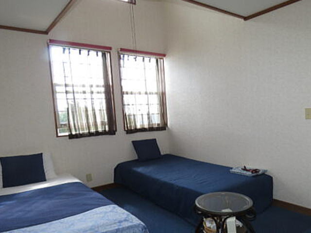 洋室ツイン（シングル仕様でセッティング）お部屋を広く使って下さい。