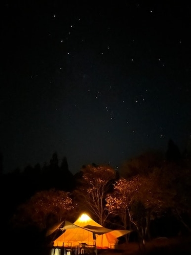 ひっそり佇むテントが素敵な夜を演出