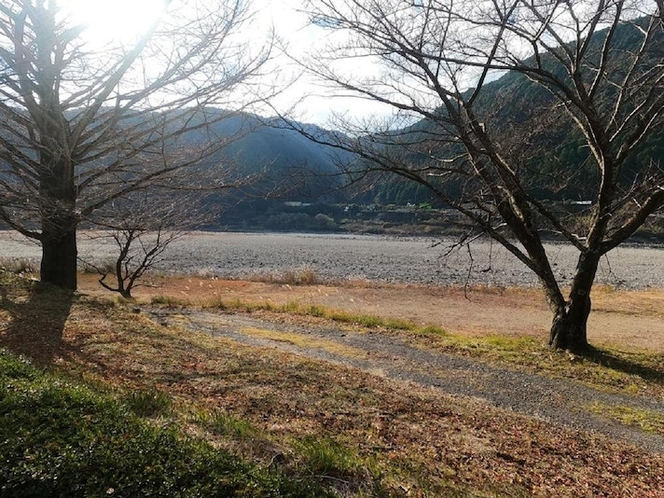 熊野川側から見える景観