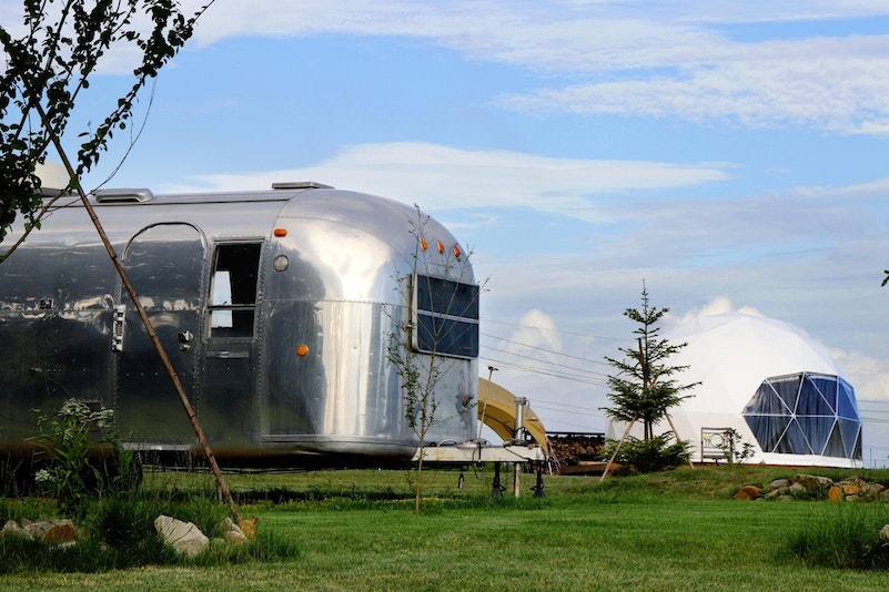 敷地内にはドームテントとトレーラーハウスがあります