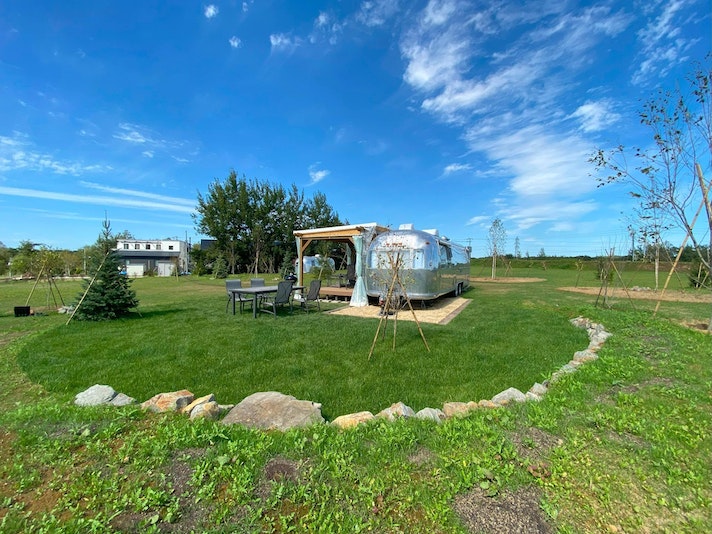 トレーラー周辺は芝生になっております。