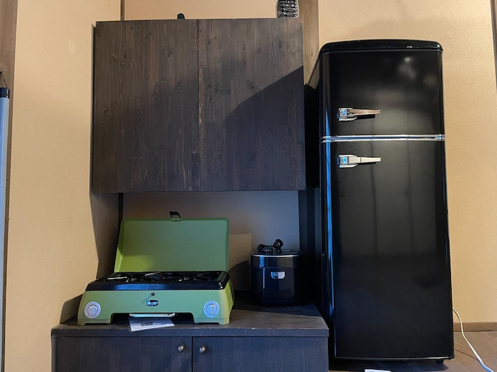 常備品の冷蔵庫、カセットコンロ、炊飯器