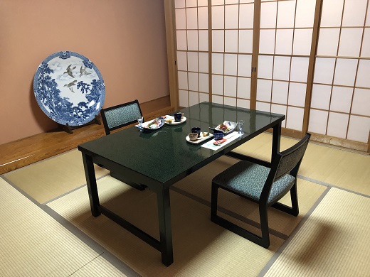 個室食用のテーブルと椅子