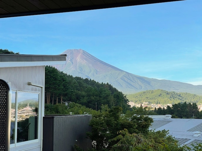 ・【テラス】壮大な富士山を一望、このテラスでしか見られない景色をぜひ一目ご覧ください