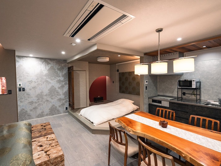 ・【リビング】ベッドの他にお布団もご用意、最大4名様までご宿泊いただけます