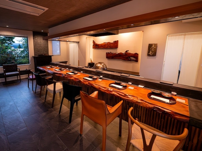 ・【天ぷら竜】樹齢千年以上の屋久杉で作られたカウンター、大切な人とお食事の時間をお過ごしください