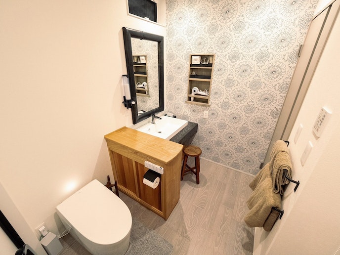 ・【トイレ】ウォシュレット付トイレ、清潔感があり落ち着きのある空間です