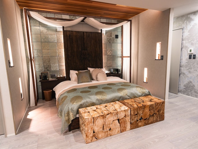 ・【寝室】ダブルベッドを設置。小上がりにはお布団をご用意しており、2～4名様までご宿泊可能です
