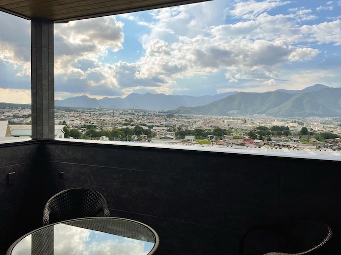 ・【テラス】目の前に広がる山々、見ているだけで心が癒されそう