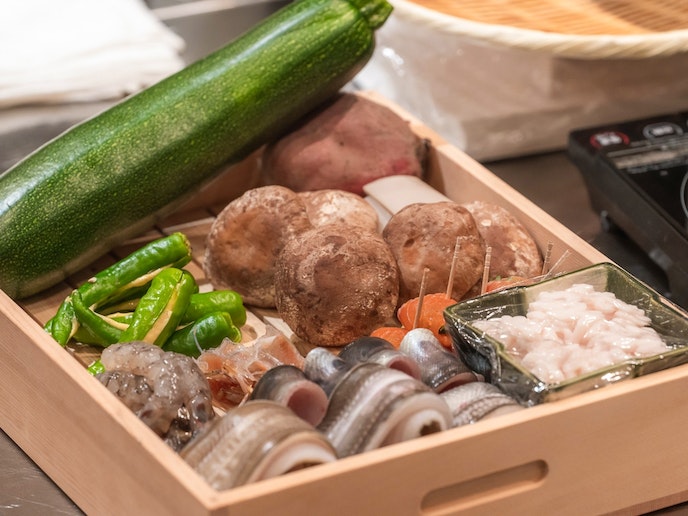 ・【天ぷら竜】旬の食材を天ぷらで、目の前でお揚げします、揚げたてのおいしさをご堪能ください