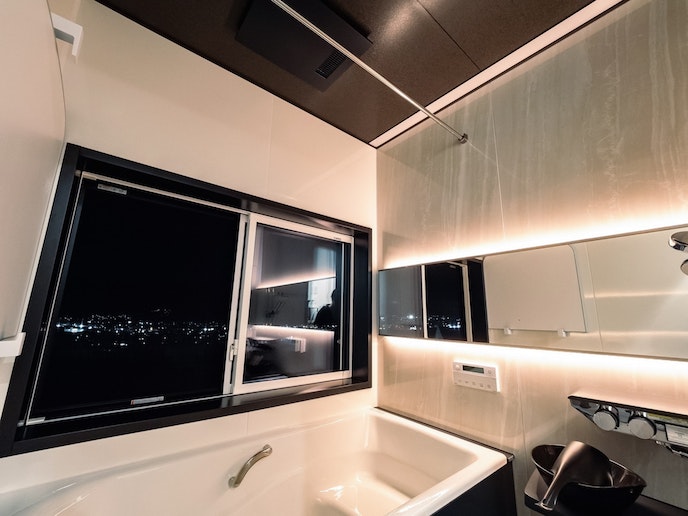 ・【お風呂】富士の伏流水の滑らかな軟水の湯に浸かれます。大きな窓からは富士吉田の景色が眺められます