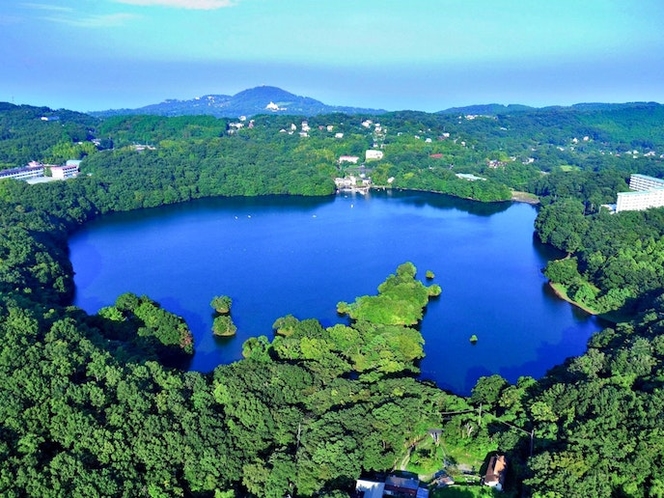 ・【一碧湖】約10年前の噴火でできた「伊豆の瞳」と称されます。お散歩で訪れたい場所です