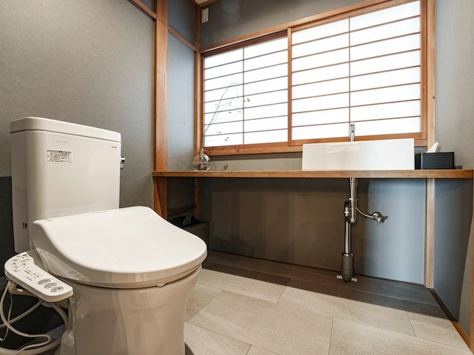 ・【トイレ】温水洗浄便座完備。清潔で落ち着きのある空間です