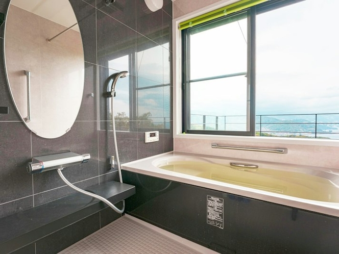 ・【バスルーム】天然温泉を楽しめ、窓からは眺望も楽しめる贅沢な空間