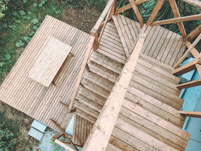 ・【ウッドデッキ】デッキの外階段を下りた先にはウッドデッキがございます。まるで秘密基地です