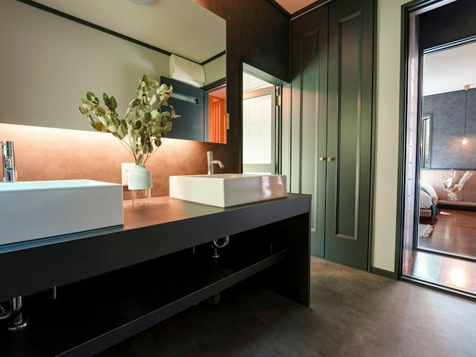 ・【洗面台】広々とした洗面台でお化粧はもちろん身だしなみもしっかり整えられます