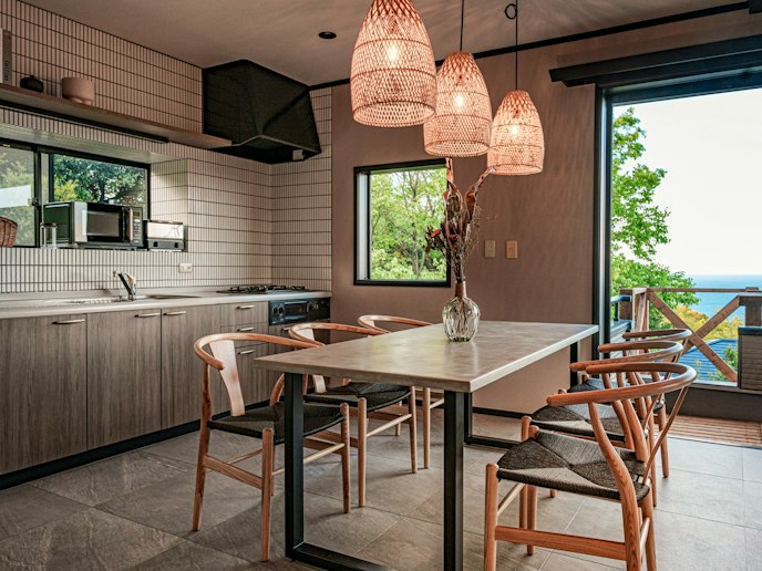 ・【ダイニング】お家のようにいつもの料理が楽しめます。我が家の味でディナーはいかがでしょうか