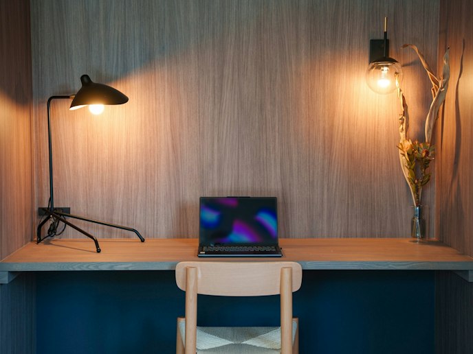 ・【ワーキングスペース】1階寝室には広いデスクがございます。ワーケーションでのご利用もおすすめです