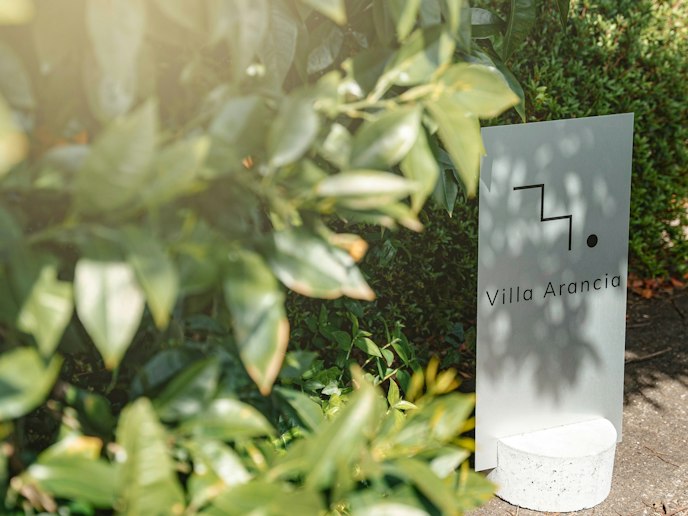 ・【外観】網代山の中腹にある1棟貸切りの宿。海を望むことができるリビングやウッドデッキがございます