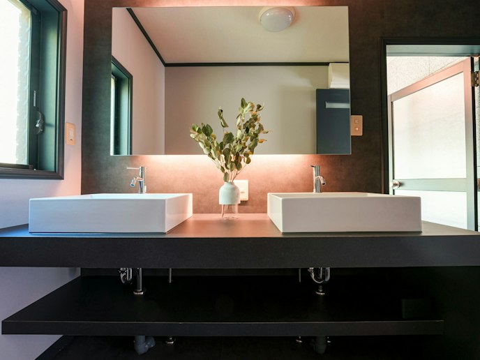 ・【洗面台】忙しい朝にうれしい2ボウルの洗面台。大人数でのご宿泊も安心です