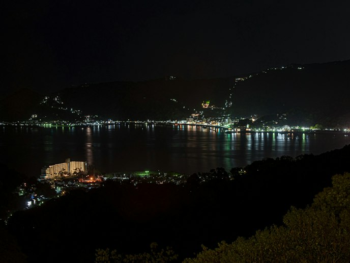 ・【景観】街の光が水面に反射してキラキラと綺麗な夜景